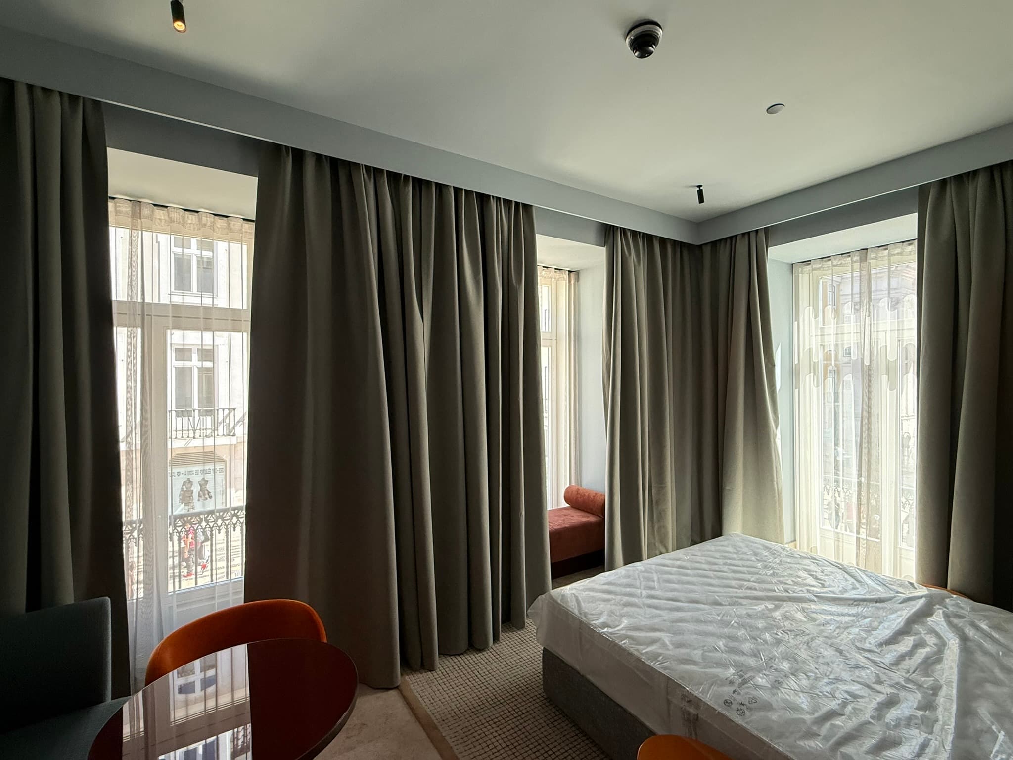 Quarto com blackout motorizado