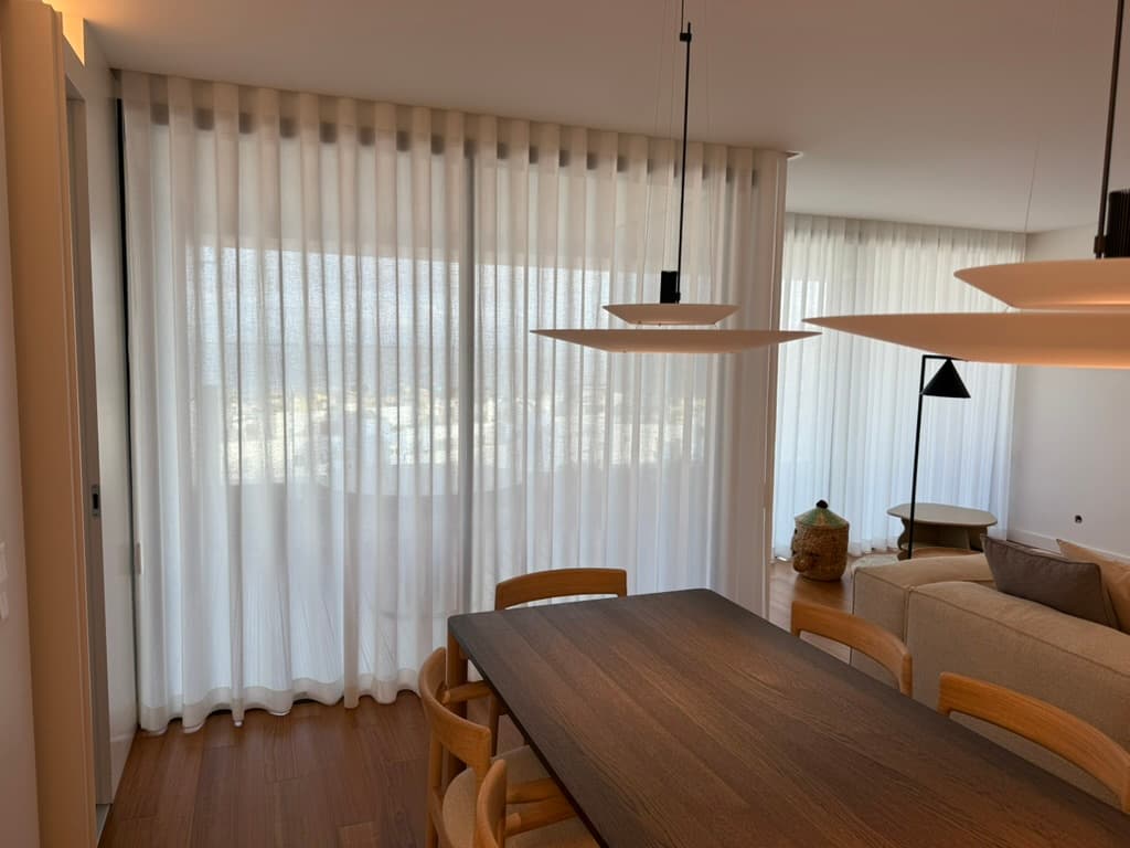 Sala em Cascais com cortinas Voil Bruma — wave duplo